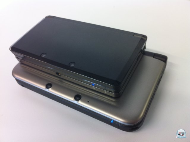 Die Hardware bleibt (mit Ausnahme des Akkus) unverändert - das "XL" im Namen bezieht sich nur auf die Größe. Extrem ärgerlich: Beim Wechsel vom 3DS auf den 3DS XL wird nicht die gesamte Software-Bibliothek übertragen. Ein Teil davon muss händisch transferiert werden, unter Verlust der entsprechenden Spielstände. Die Hardware bleibt (mit Ausnahme des Akkus) unverändert - das "XL" im Namen bezieht sich nur auf die Größe. Extrem ärgerlich: Beim Wechsel vom 3DS auf den 3DS XL wird nicht die gesamte Software-Bibliothek übertragen. Ein Teil davon muss händisch transferiert werden, unter Verlust der entsprechenden Spielstände.