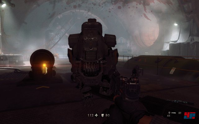 Im Hangar müsst ihr euch auch mal einem Panzerhund stellen. Er ist extrem schnell und ihr bekommt kaum Zeit euer Laserkraftwerk aufzuladen. Nutzt die Stationen, um ihn zu umkreisen, damit er euch nicht anspringen kann. Nun bearbeitet ihr ihn mit euren normalen Waffen, wenn das Laserkraftwerk leer ist. Er hält zwar einiges aus, aber sollte euch in Bewegung um die Station herum nicht treffen. Ihr seht im Zentrum die Röhren, unter denen ihr durchlaufen könnt. Der Panzerhund folgt euch und bleibt etwas in der Öffnung stecken. Nutzt die Zeit, um ihm ordentlich einzuheizen. Es gibt insgesamt drei dieser Öffnungen. Eine ist weiter Außen und von den anderen Röhren abgegrenzt.