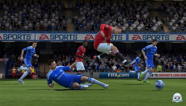 Allerdings vermisst man sowohl die aktuelle Physik-Engine von FIFA 12... Allerdings vermisst man sowohl die aktuelle Physik-Engine von FIFA 12...