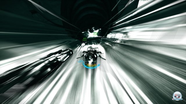In the zone: Die Hintergründe sind nicht die hübschesten, aber das Neon-Design und der Blur beim Boost-Einsatz sind gelungen. In the zone: Die Hintergründe sind nicht die hübschesten, aber das Neon-Design und der Blur beim Boost-Einsatz sind gelungen.