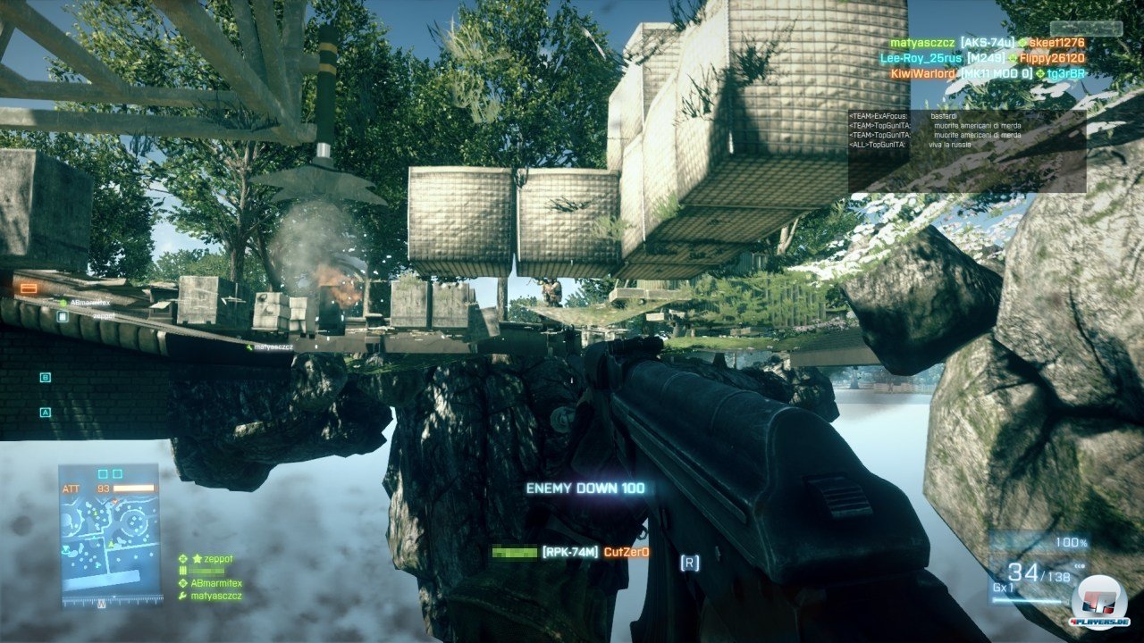 Ebenfalls ein typisches Bild der Beta: Der Blick von unten auf die Map, dank eines fiesen Grafikglitches. Ebenfalls ein typisches Bild der Beta: Der Blick von unten auf die Map, dank eines fiesen Grafikglitches.