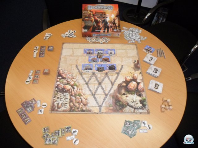 Man braucht keinen all zu gro�en Tisch f�r den Spielplan plus Pl�ttchen.  