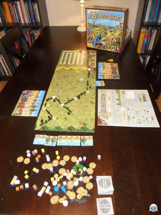 In der Box: Spielplan, 4 Aktionstableaus, 4 Spielfiguren, 4 Markierungssteine, 35 Arbeiterplättchen, 20 Abdeckplättchen, 20 Münzen, 48 Güterwürfel, 48 Straßenstücke, 24 Meilensteine, 12 Marktplätze, 12 Häuser, 12 Mehlsackplättchen, 15 Bonusplättchen, Spielanleitung. In der Box: Spielplan, 4 Aktionstableaus, 4 Spielfiguren, 4 Markierungssteine, 35 Arbeiterplättchen, 20 Abdeckplättchen, 20 Münzen, 48 Güterwürfel, 48 Straßenstücke, 24 Meilensteine, 12 Marktplätze, 12 Häuser, 12 Mehlsackplättchen, 15 Bonusplättchen, Spielanleitung.