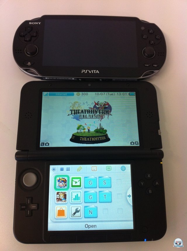 Den Größenvergleich mit der Vita muss der 3DS XL nicht scheuen, die Bildschirme sind fast gleich groß. Den Größenvergleich mit der Vita muss der 3DS XL nicht scheuen, die Bildschirme sind fast gleich groß.