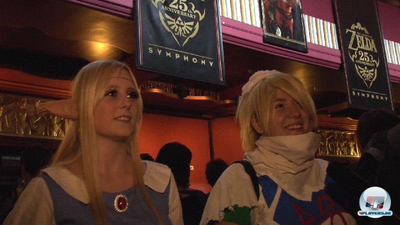 Viele Besucher ließen es sich nicht nehmen, im Zelda-Outfit beim Jubiläums-Konzert zu erscheinen, um ihre Helden zu feiern. Viele Besucher ließen es sich nicht nehmen, im Zelda-Outfit beim Jubiläums-Konzert zu erscheinen, um ihre Helden zu feiern.