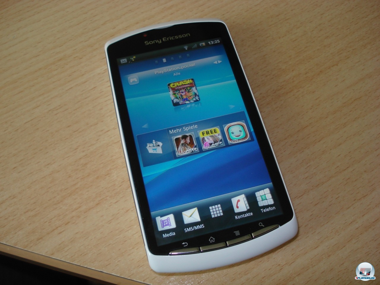 Ein Handy wie jedes andere? Nicht ganz - denn das Xperia Play versteckt unter seiner Schiebehülle eine für Spieler durchaus angenehme Überraschung. Ein Handy wie jedes andere? Nicht ganz - denn das Xperia Play versteckt unter seiner Schiebehülle eine für Spieler durchaus angenehme Überraschung.