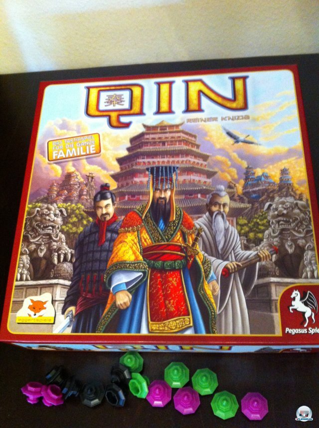 Qin ist beim Pegasus Verlag erschienen, kostet knapp 25 Euro und ist für zwei bis vier Spieler ausgelegt. Qin ist beim Pegasus Verlag erschienen, kostet knapp 25 Euro und ist für zwei bis vier Spieler ausgelegt.