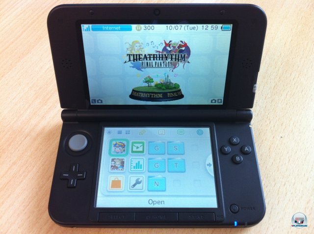 Das ist er: der 3DS XL. Seinem Namen entsprechend ist er deutlich größer als sein Vorgänger, die Bildschirme bieten fast doppelt so viel Bild. Man stellt sich allerdings die Frage, wieso Nintendo auf das zweite Schiebepad verzichtet hat. Das ist er: der 3DS XL. Seinem Namen entsprechend ist er deutlich größer als sein Vorgänger, die Bildschirme bieten fast doppelt so viel Bild. Man stellt sich allerdings die Frage, wieso Nintendo auf das zweite Schiebepad verzichtet hat.