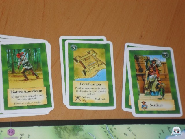 Neben den exklusiven Kartendecks gibt es auch neutrale Zugstapel: Hier findet man Festungen, Siedler und Söldner. Neben den exklusiven Kartendecks gibt es auch neutrale Zugstapel: Hier findet man Festungen, Siedler und Söldner.