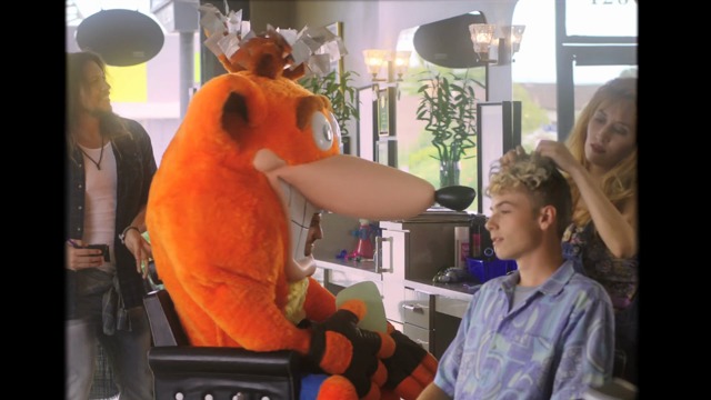 Crash Bandicoot im Friseursalon